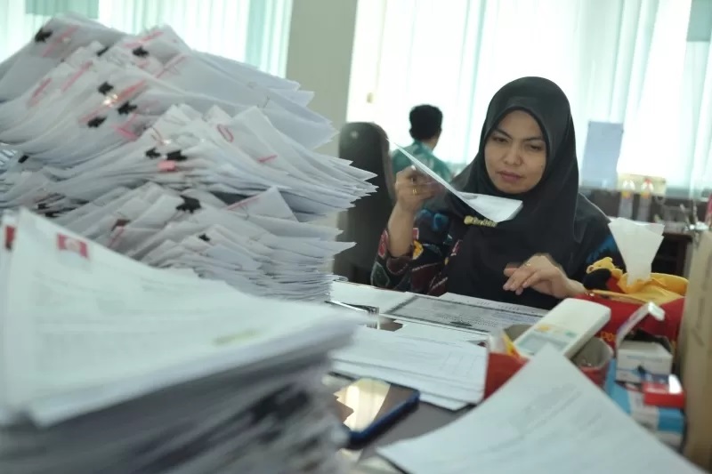 Pegawai memilah berkas pelamar CPNS di Kalsel.