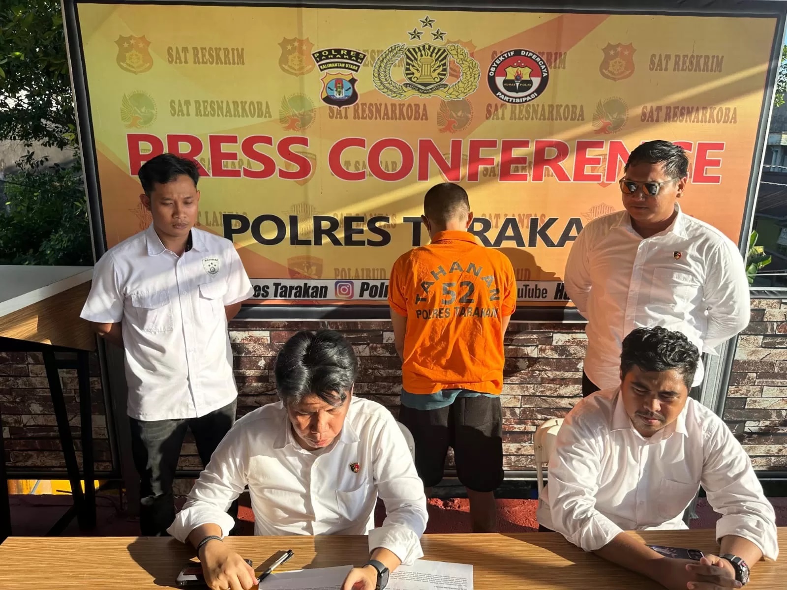 PENIPUAN ONLINE: Pelaku yang diamankan pihak kepolisian setelah melakukan penjualan motor rental secara online.