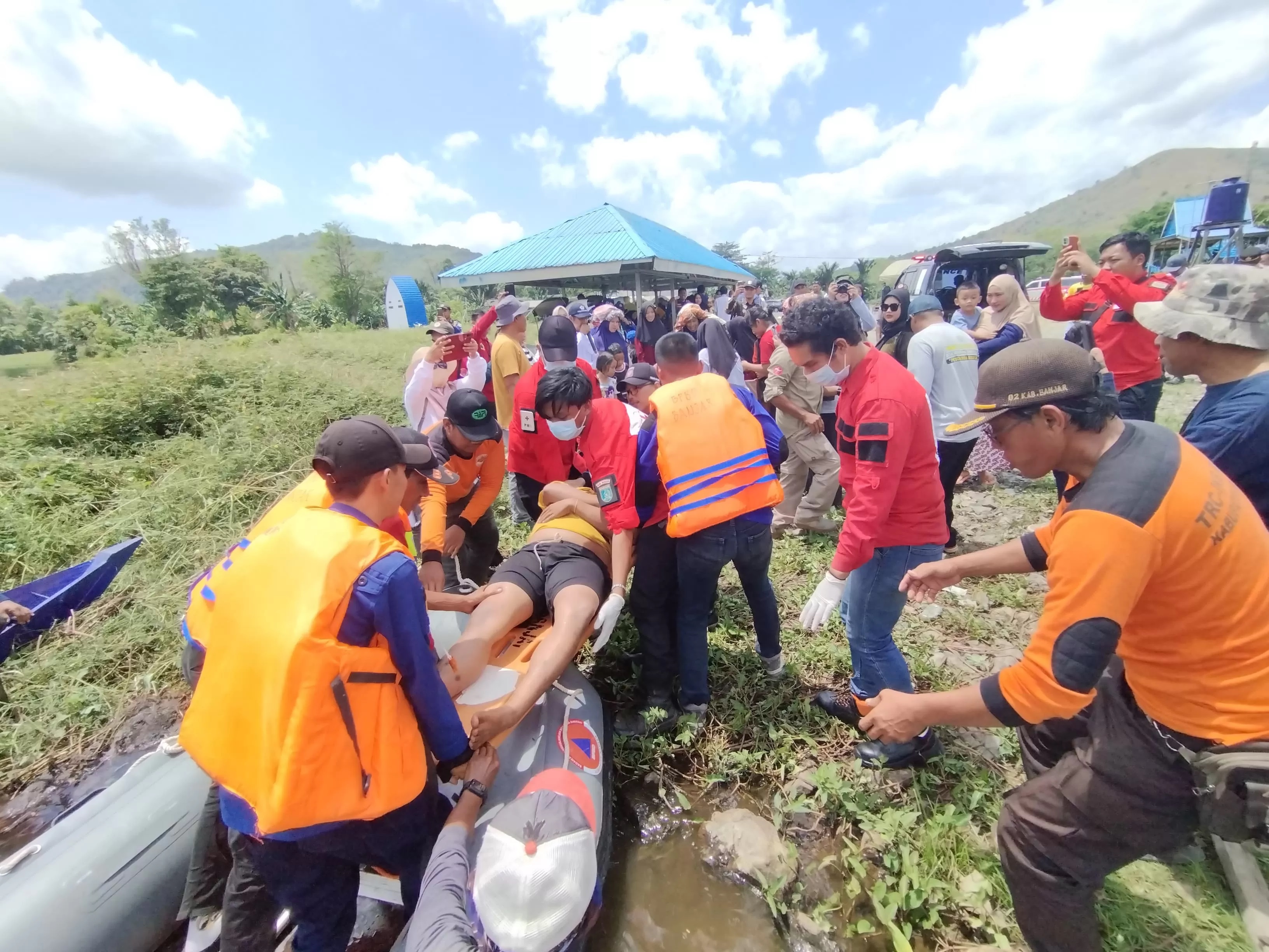 PANIK : Simulasi penanggulangan banjir yang dilaksanakan BPBD Kabupaten Banjar, di Lapangan Putra Bulu, Desa Awang Bangkal, Kecamatan Karang Intan Kabupaten Banjar, pada 11 September 2024 (Foto: FADLA