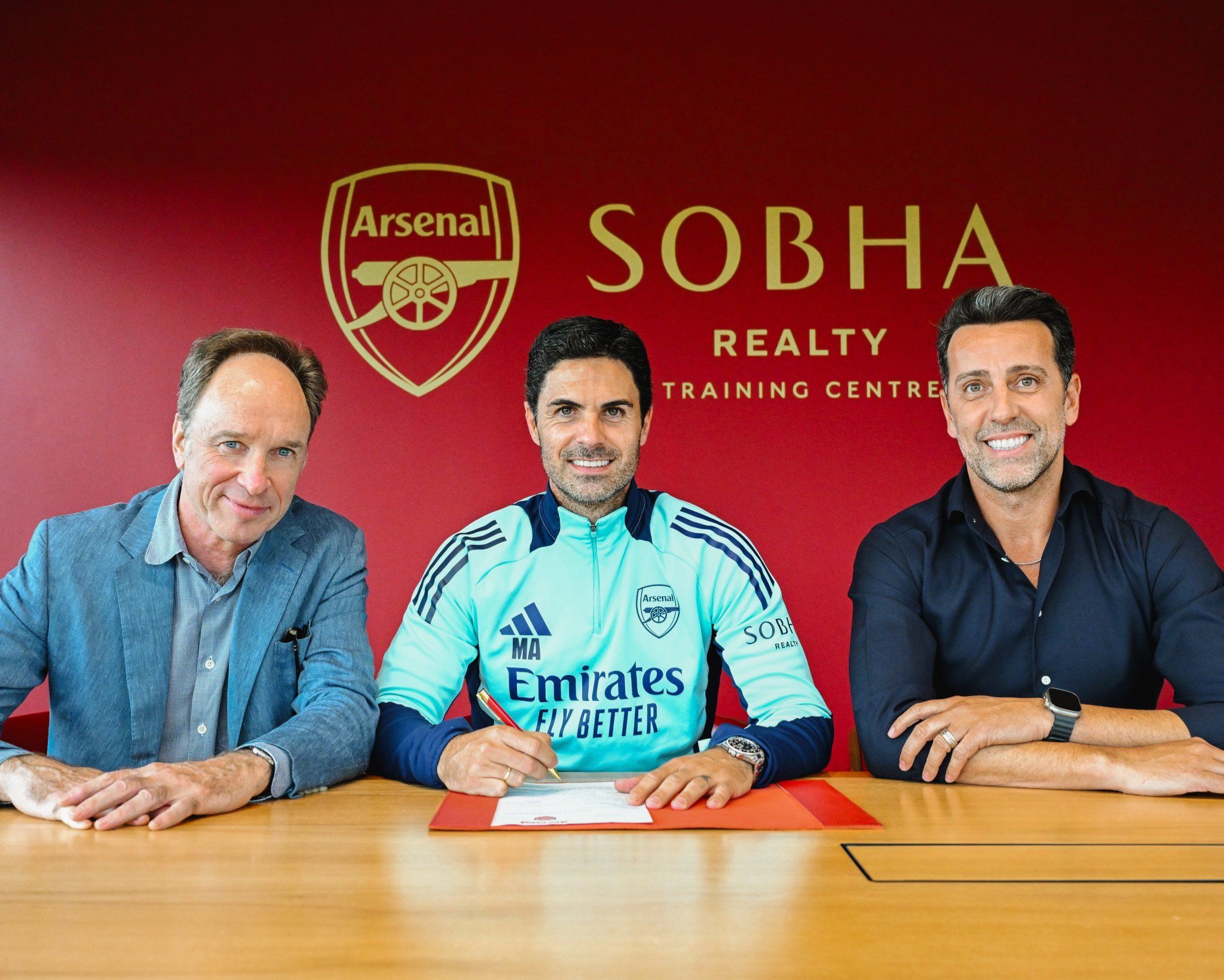 MAKIN DIPERCAYA: Pelatih Arsenal Mikel Arteta (tengah) memperpanjang durasi bersama klub berjuluk The Gunners tersebut hingga 2027. Arteta menangani Arsenal sejak 22 Desember 2019.