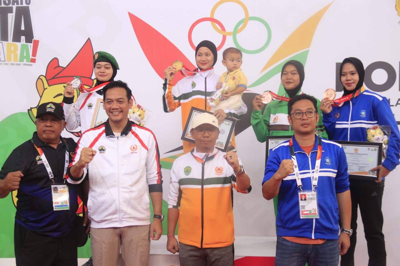 Pesilat putri Kaltim Dinda Nuraidha (tengah atas) sukses mempersembahkan emas pada PON XXI/2024 Aceh-Sumut.