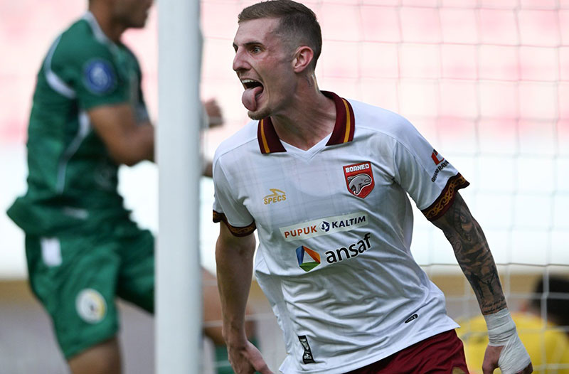 SELEBRASI: Leo Gaucho mengoyak gawang PSS Sleman pada menit ke-25 memanfaatkan umpan Mariano Peralta.