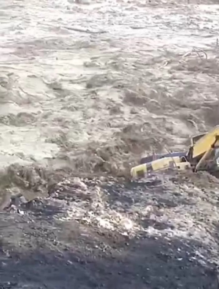 TELAN KORBAN. Detik-detik peristiwa longsor di area tambang batu bara yang menyebabkan seorang operator ekskavator tewas.