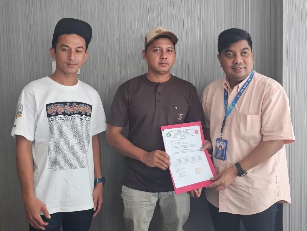 BERJUANG:Dedi Wahyudi menyerahkan surat kuasa penanganan ganti rugi lahan dan tanam tumbuh terdampak pembangunan Jalan Tol Akses menuju IKN kepada Advokad Alexasandro Martin Tiga dari LKBH FH Unmul