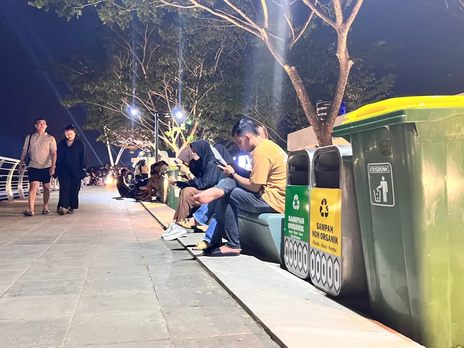 FASILITAS TERSEDIA. Sejumlah tempat sampah telah disediakan dan tersebar di beberapa area taman. (MELI/SAPOS)