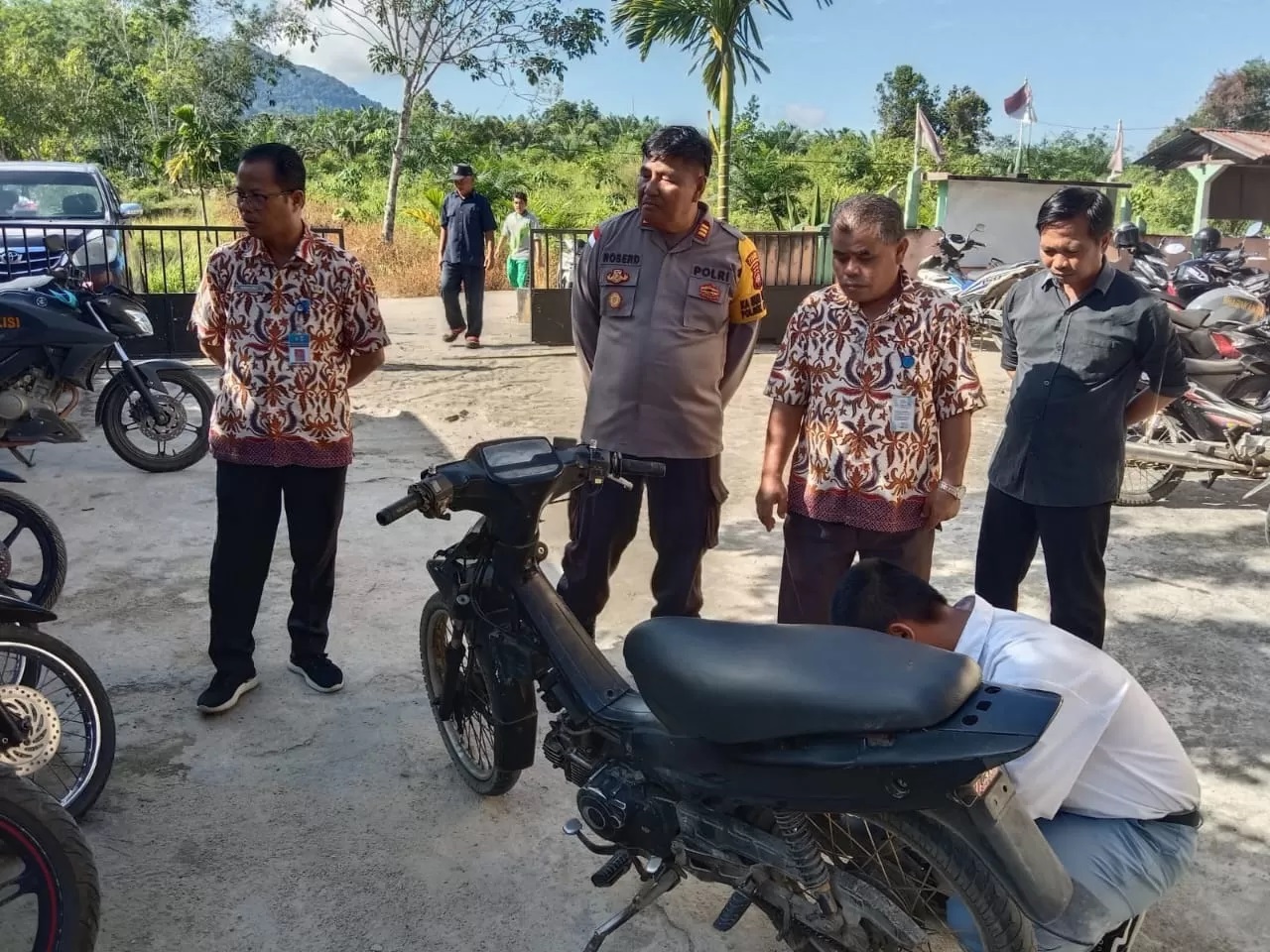 TERTIBKAN: Polsek Menjalin saat melakukan penertiban kendaraan bermotor yang menggunakan knalpot brong, dilaksanakan di SMAN 1 Menjalin, Kecamatan Menjalin, Kabupaten Landak. (ISTIMEWA)