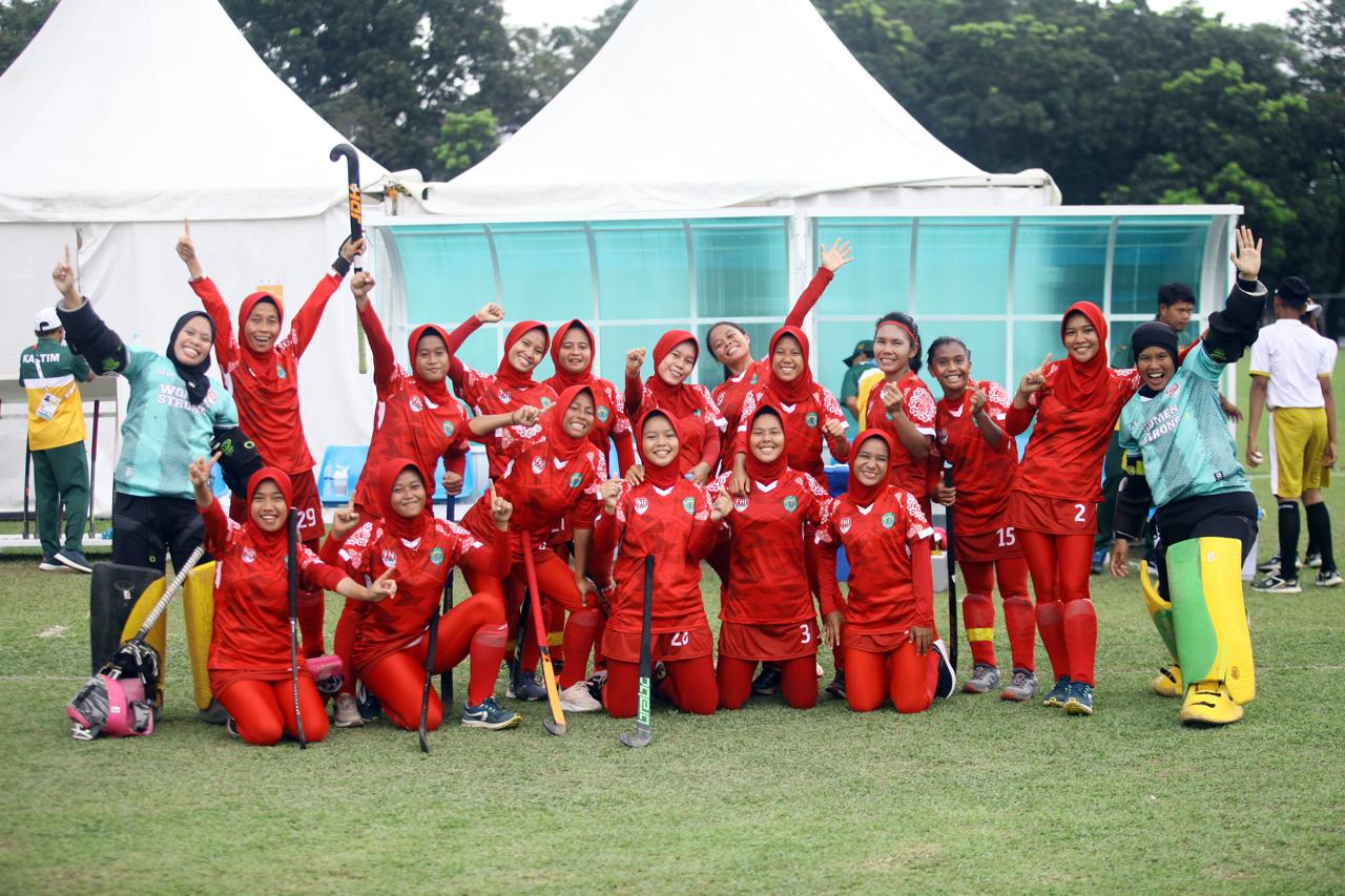 Tim hoki putri Kaltim merayakan kemenangan atas Kalbar pada partai ke empat penyisihan grup di Lapangan Serba Guna, Unimed, Sabtu (14/9/2024).(Foto : PB PON)
