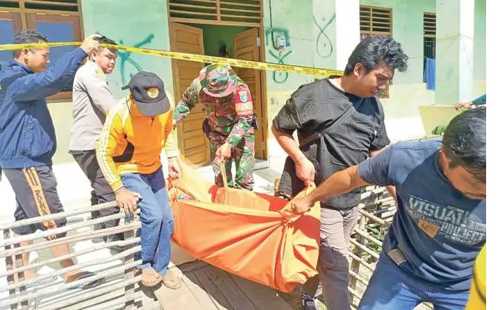 EVAKUASI: Personel Polsek Sepang mengevakuasi jasad DB (34), Kamis (12/9).