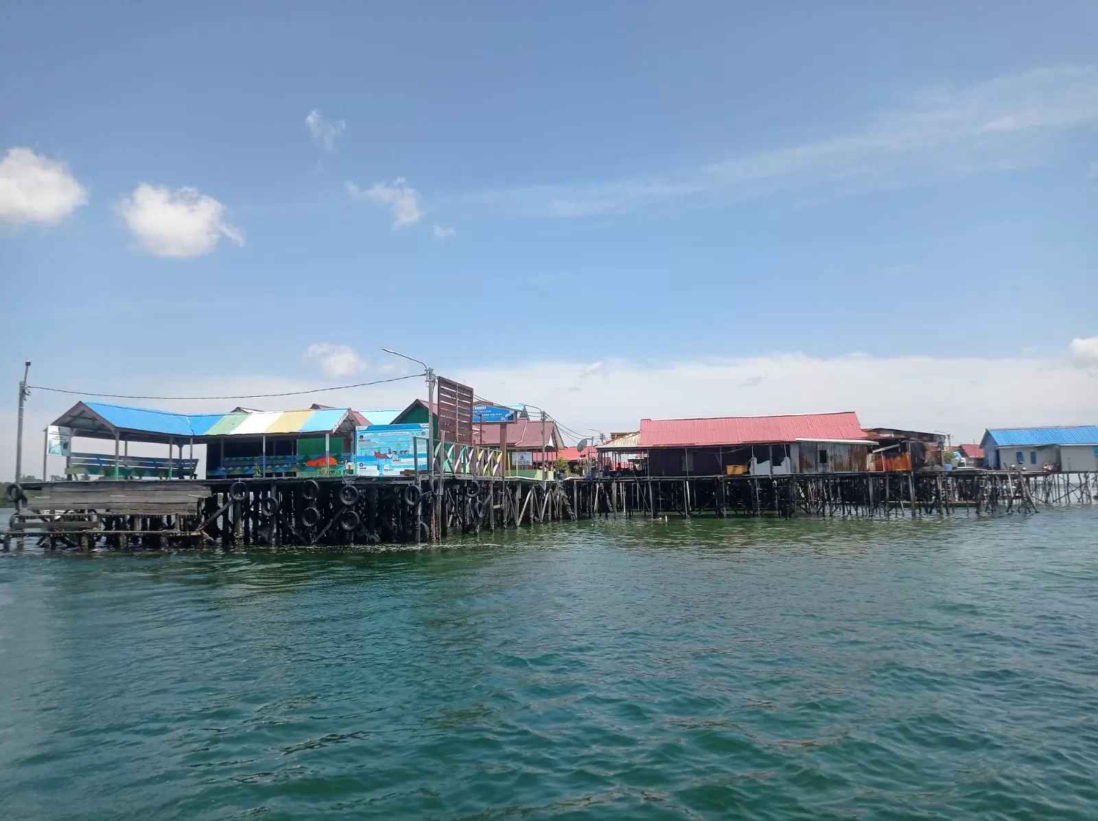 JAUH: Warga di kampung pesisir Tihi-Tihi, Bontang Lestari ketika ingin memeriksakan kesehatan harus menempuh perjalanan menuju daratan. (FOTO: ADIEL KUNDHARA/KP)