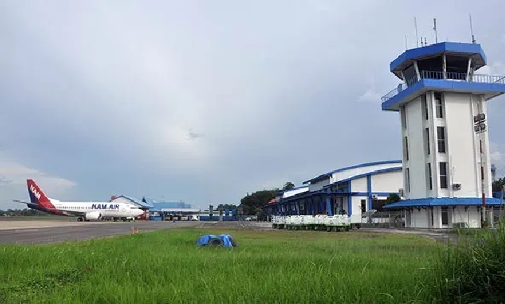 PARKIR: Maskapai penerbangan Nam Air sedang parkir di Bandara Haji Asan Sampit beberapa waktu lalu. (DOK. RADAR SAMPIT)