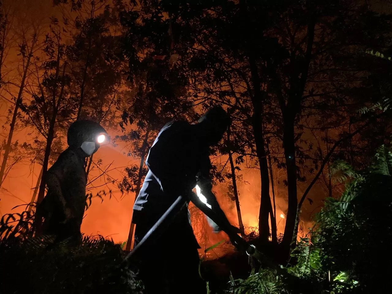 KEBAKARAN LAHAN: Petugas BPBD dan kepolisian saat melakukan pemadaman kebakaran di lahan gambut beberapa waktu lalu. (ARIEF NUGROGO/PONTIANAKPOST)