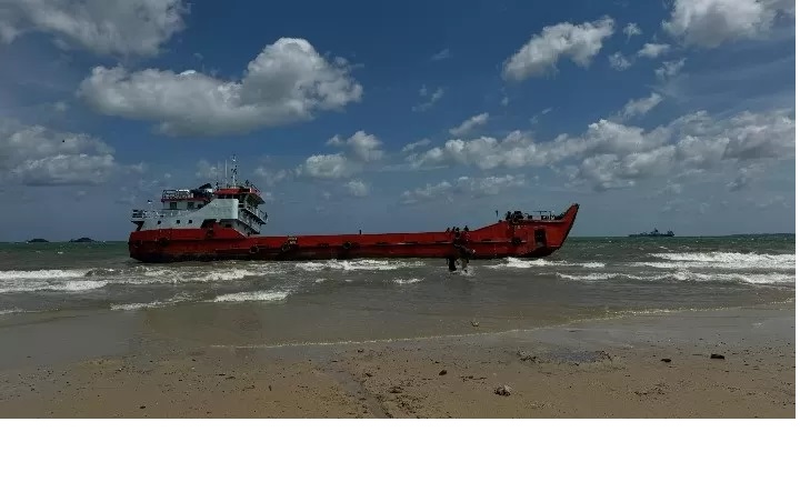 TERSAPU OMBAK: Kapal LCT Hamota yang kandas beberapa meter dari bibir pantai Kilang Mandiri, Balikpapan. (DAYAT/BALPOS)