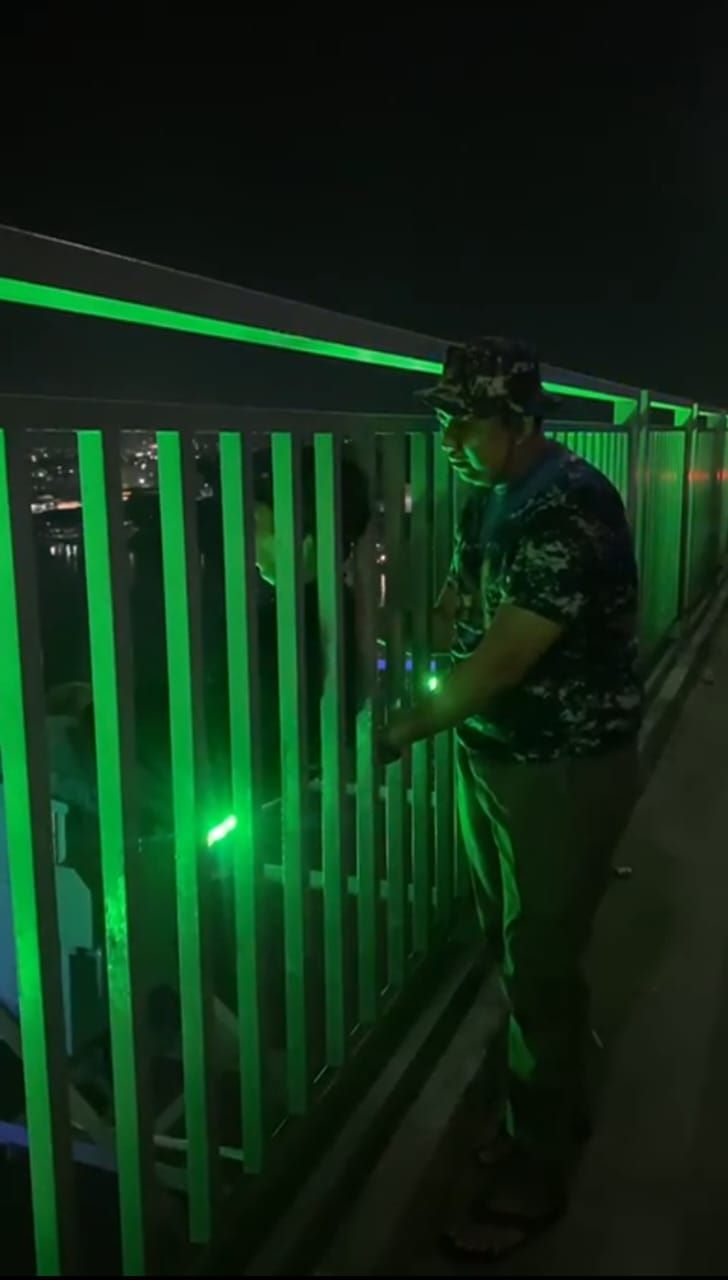 DISELAMATKAN: Pria yang berusaha mengakhiri hidup dengan melompat dari Jembatan Mahakam IV dicegah anggota kepolisian.