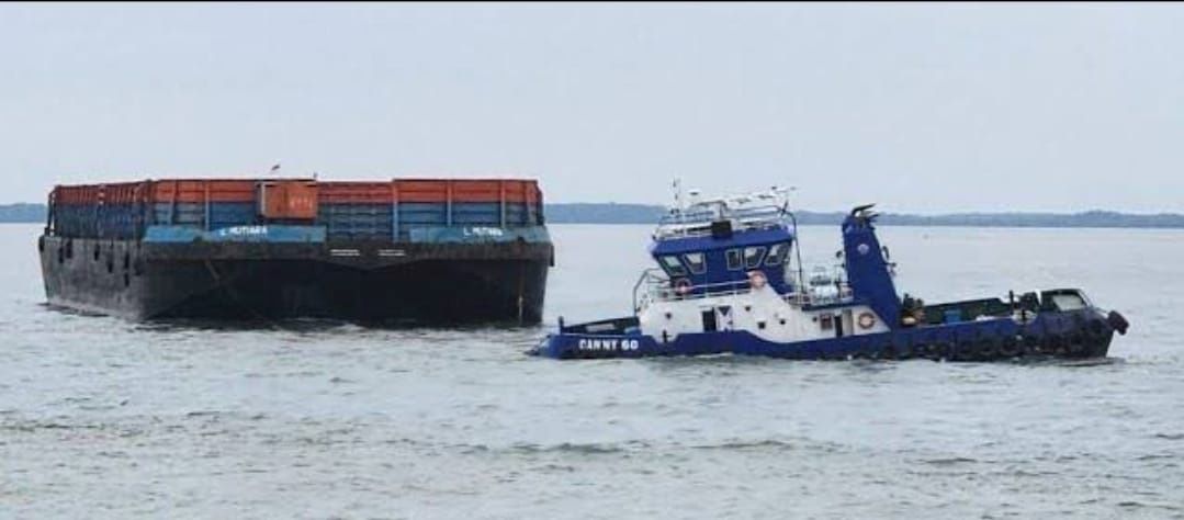 MERASAKAN DAMPAKNYA: Beberapa kapal motor yang melintas di antara buoy 3 dan 5 perairan Muara Pegah rusak akibat tersangkut alat berat yang tenggelam di kawasan tersebut.