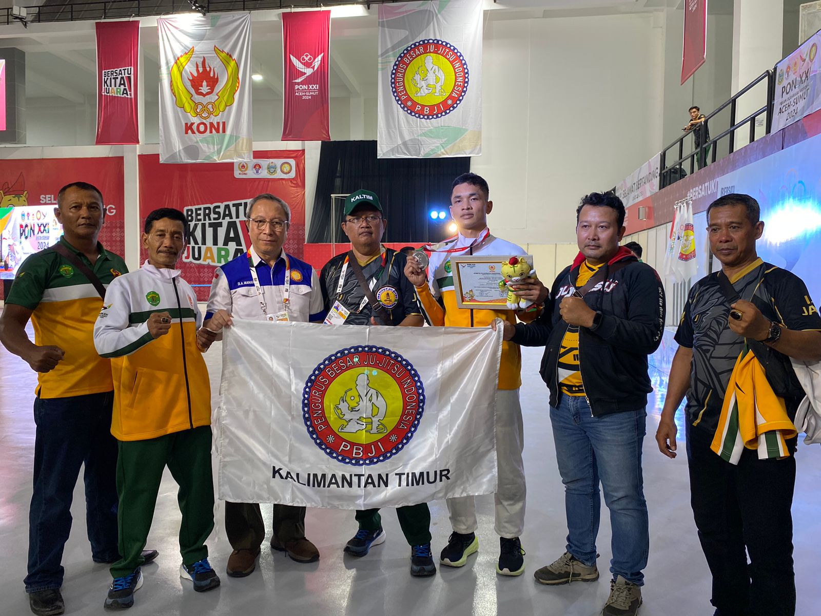 Muhammad Irfan Fauzi (tiga kanan) membawa pulang perak cabang olahraga jujitsu kelas 77 kilogram PON XXI.