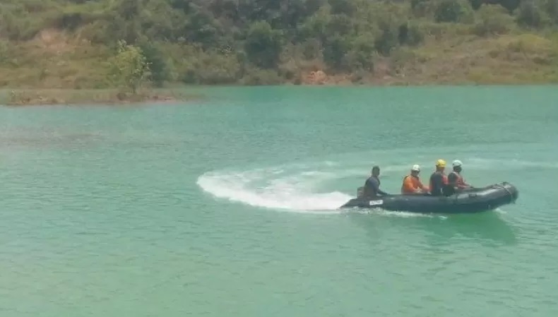 CARI KORBAN: Upaya pencarian bocah bernama Dwi Priyo Utomo, korban tenggelam di eks lubang tambang di Desa Sumber Jaya, Kecamatan Kintap oleh tim gabungan. (Foto : Pujiarto untuk Radar Banjarmasin)