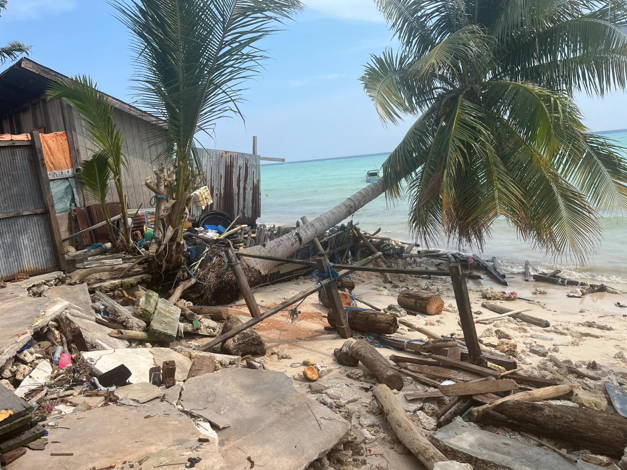 RUSAK: Sebanyak 12 rumah di Kampung Payung-Payung, Kecamatan Maratua, Kabupaten Berau, diterjang gelombang.