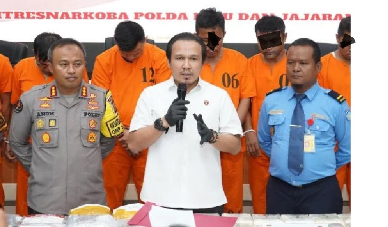 Dirnarkoba Polda Riau Kombes Manang Soebeti merilis penangkapan sindikat narkoba jaringan Sultan Malaysia. Foto: Bidhumas Polda Riau.