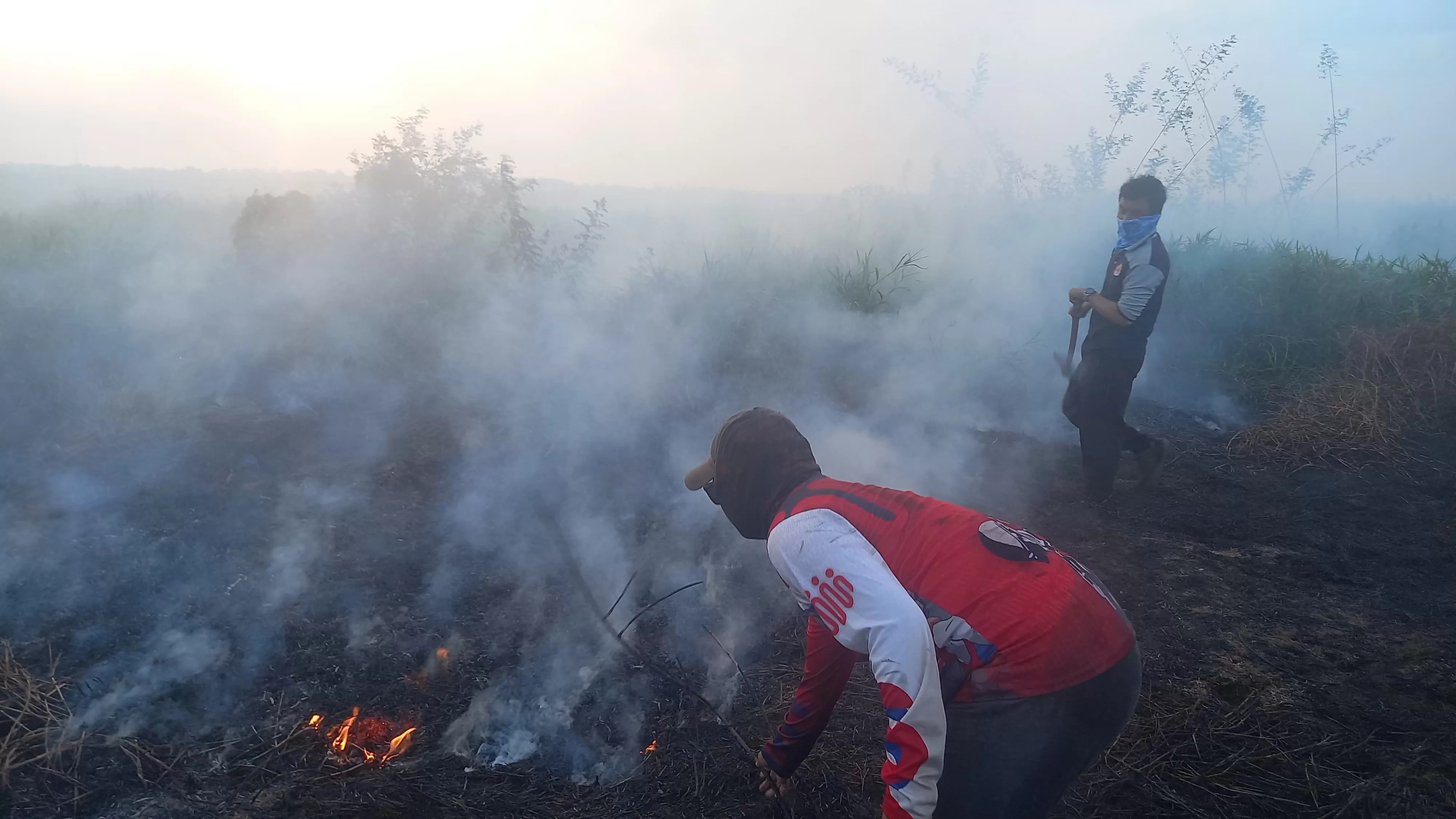 MENYALA: Tim Satgas Karhutla Kabupaten Banjar sedang menangani karhutla di Desa Pasayangan, Martapura Barat. (Foto: RONY UNTUK RADAR BANJARMASIN