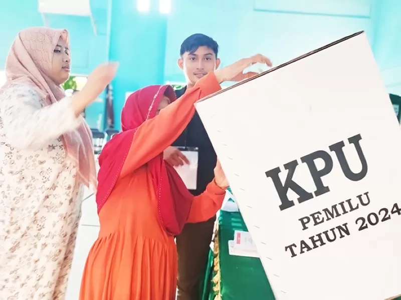 SIMULASI: KPPS Banjarbaru saat bertugas pada Februari 2024 lalu. (Foto: FADLAN ZAKIRI/RADAR BANJARMASIN)