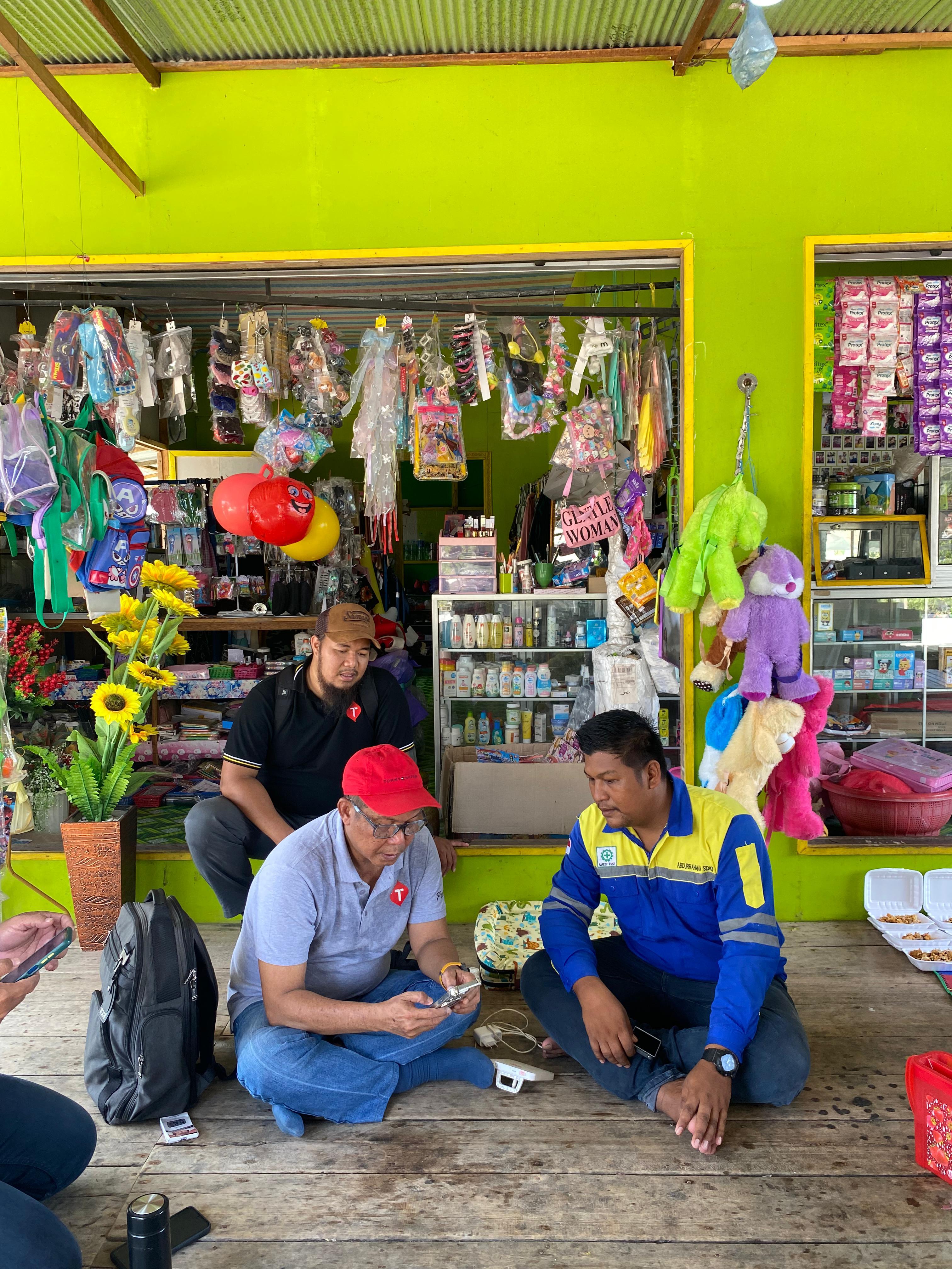 SEMAKIN LUAS: Telkomsel jadi operator pertama yang hadir di Desa Kuala Lupak, Kabupaten Barito Kuala, Kalsel.