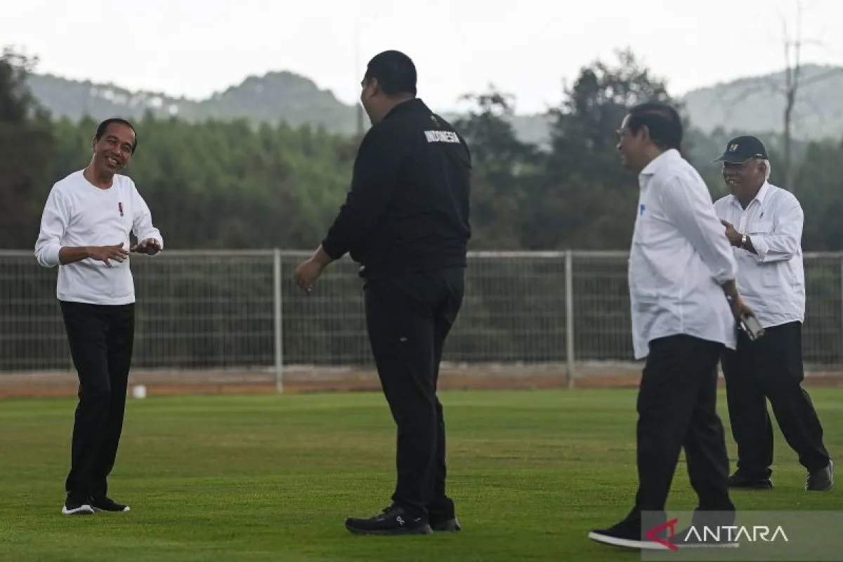 Presiden Joko Widodo (kiri) berbincang dengan Menpora Dito Ariotedjo (kedua kiri), Plt Kepala OIKN Basuki Hadimuljono (kanan) dan Seskab Pramono Anung saat meninjau lapangan pusat pelatihan nasional.