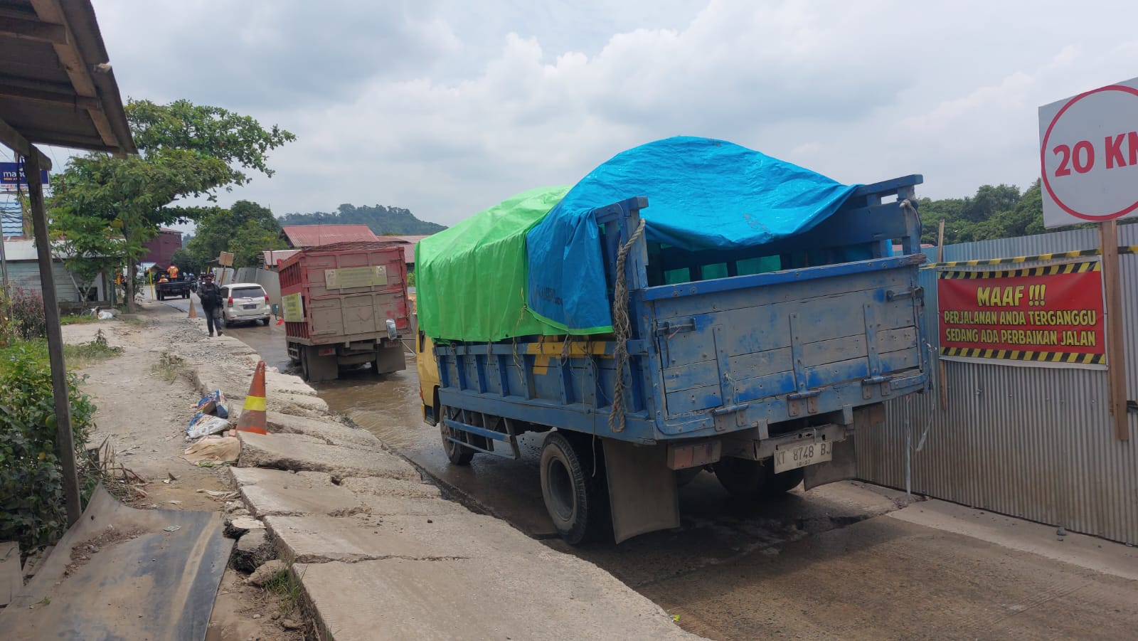 Kondisi terkini longsor yang terjadi di RT 4 Dusun Margasari, Desa Jembayan, Kecamatan Loa Kulu (Elmo/Prokal.co)