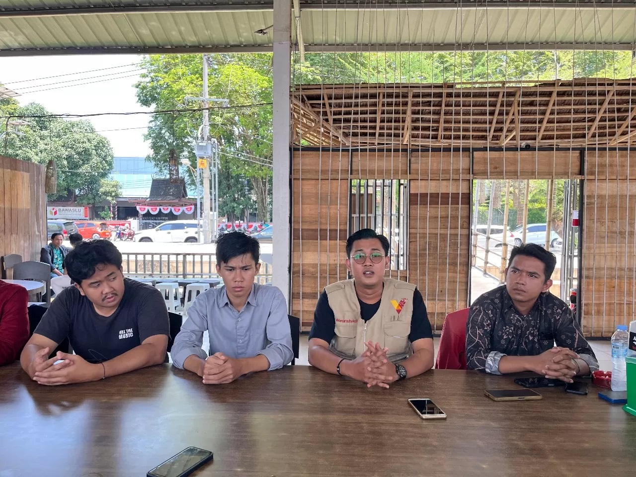 MULAI PANAS:Gabungan Lembaga Pemantau Pemilu dan Penjaga Demokrasi Kalsel (BPBD Kalsel) menemukan dugaan pelanggaran kampanye terselubung oleh salah satu pasangan calon Gubernur.(Foto:M Oscar Fraby)