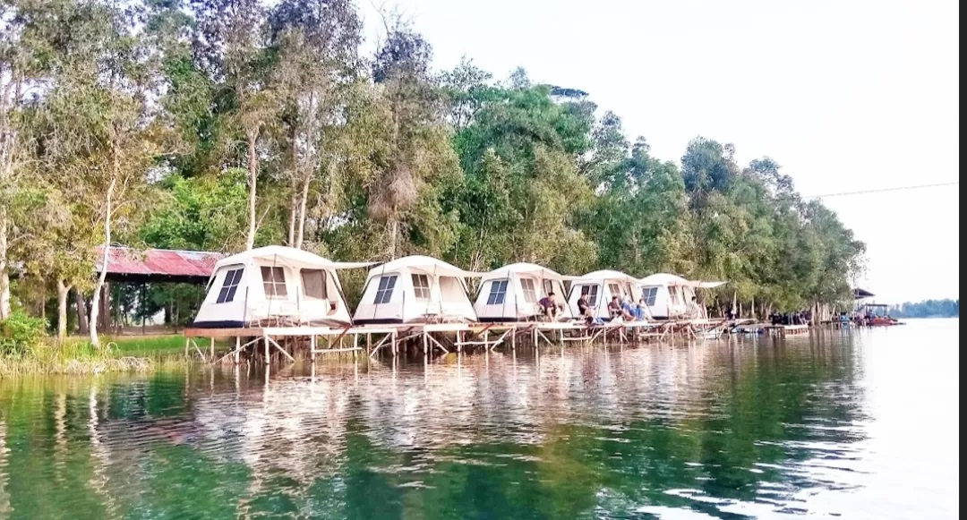 FASILITAS: Glamping di Danau Seran yang menawarkan tidur di atas air. (Foto: SHEILLA FARAZELA)