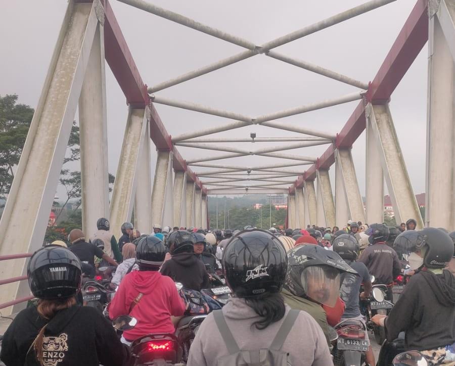 Suasana kemacetan di Jembatan Kutai Kartanegara (Istimewa)