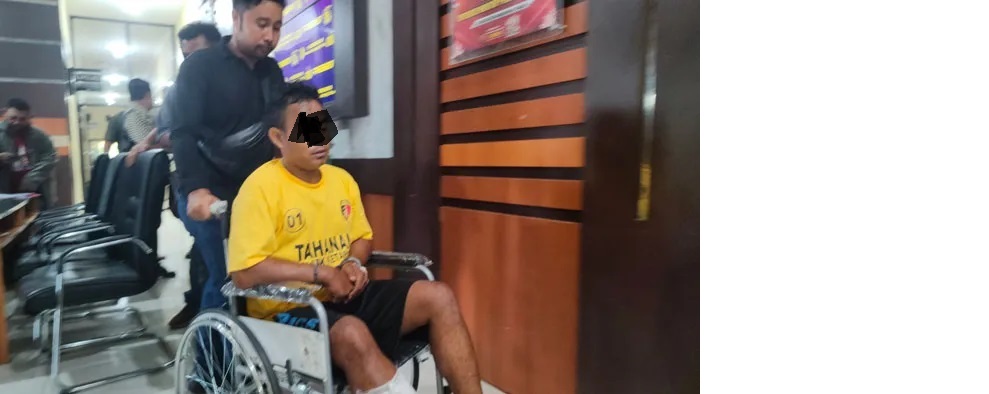 MALING VIRAL : AR, pencuri yang sempat viral di media sosial dibekuk polisi, pelaku harus pakai kursi roda karena kakinya kena tembak. FAHRY/RADAR SAMPIT