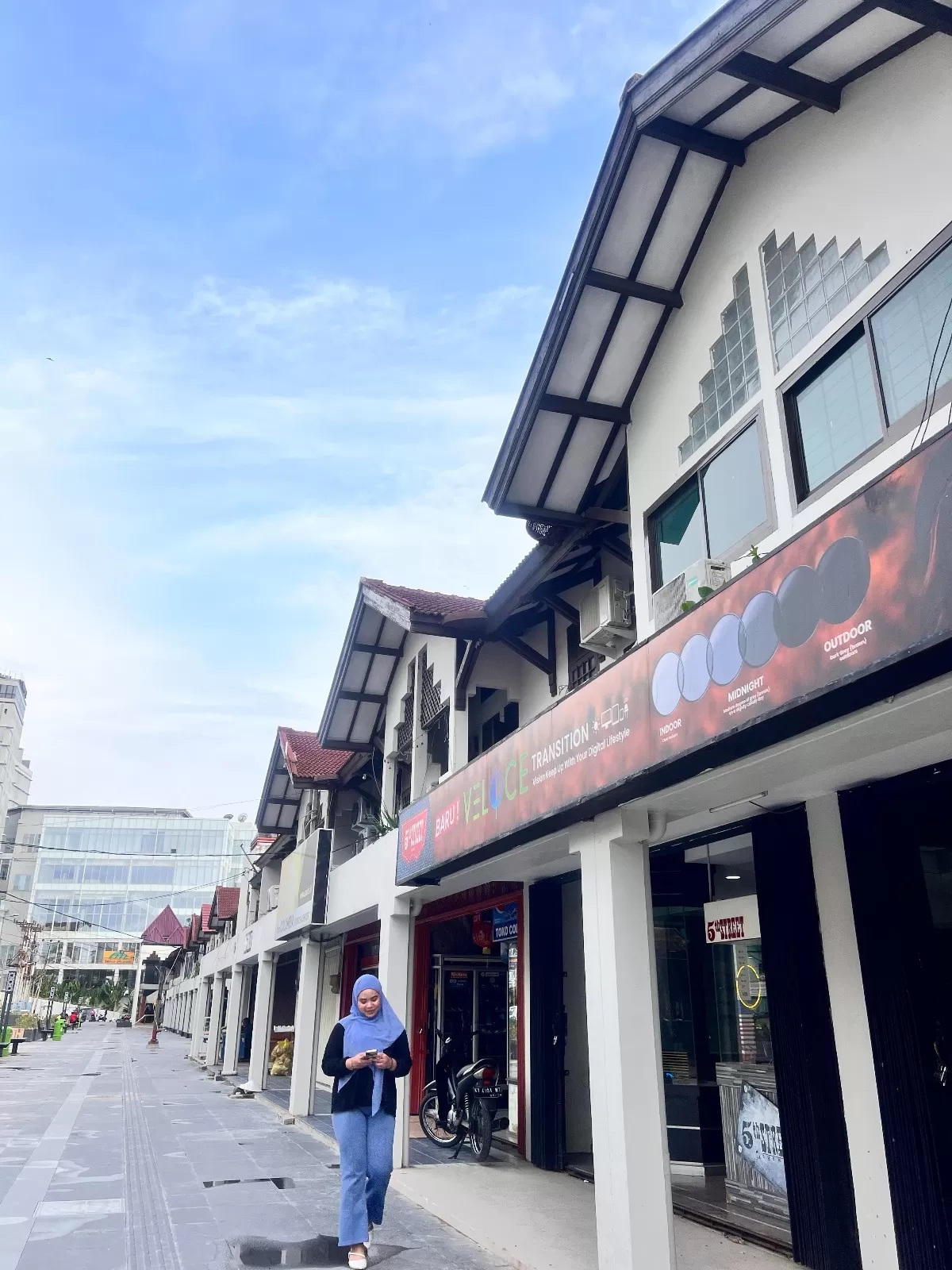 SEGERA TUNTAS. Pembenahan fasad ruko di Jalan Niaga Utara masih berlangsung hingga saat ini.