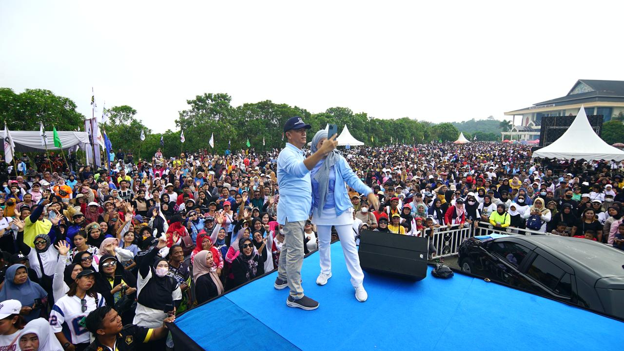 Dendi Suryadi bersama warga.