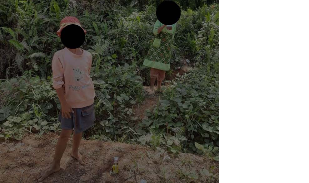 DI BAWAH UMUR: Dua bocah perempuan, ketika berada di pinggir jalan sekitar simpang Desa Sepaku-Perigi Kabupaten Lamandau. Menimbun jalan rusak, jadi upaya mereka untuk mendapatkan uang dari pengendara