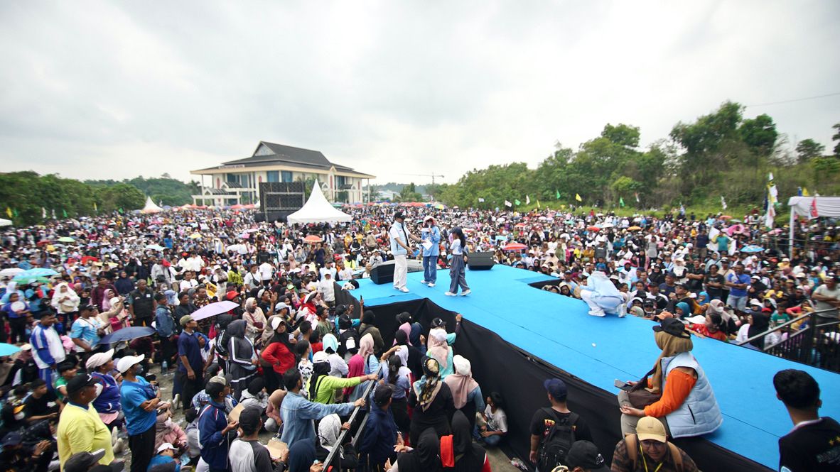 Puluhan ribu warga hadiri jalan santai sekaligus deklarasi pasangan Dendi-Alif.