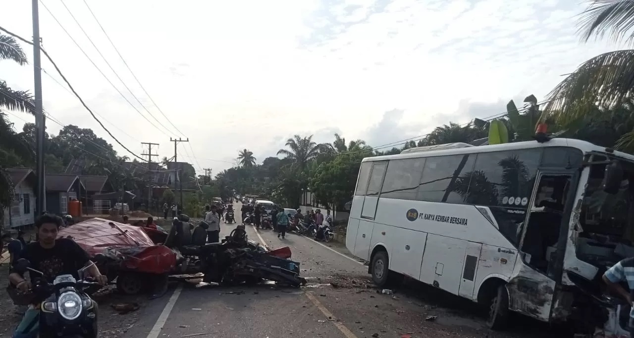 LAKALANTAS:Kecelakaan maut di Desa Lolo, Kuaro, melibatkan mobil colt taksi dan bis PT K2B, menewaskan satu orang dan melukai 15 lainnya.(FOTO:ISTIMEWA)