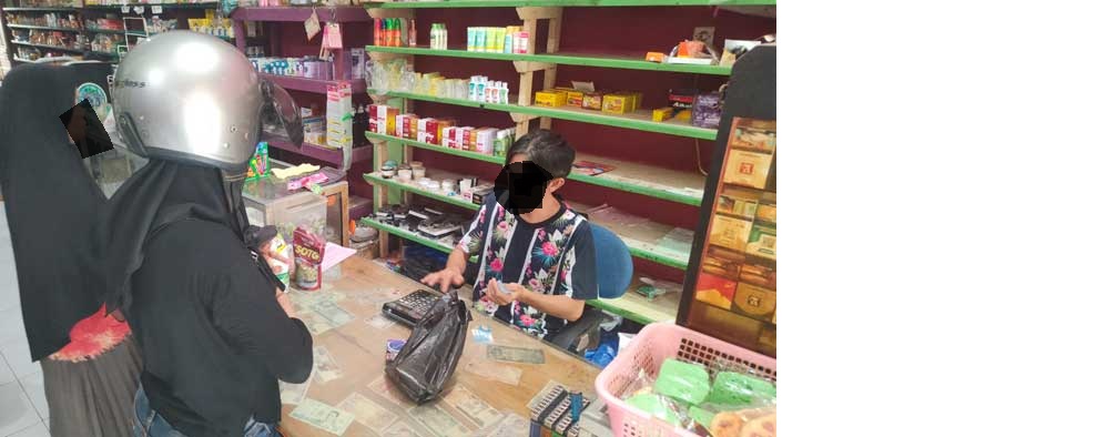 SEMPAT VIRAL: Suasana di sebuah took di Jalan Jembatan Kuning Kecamatan MB Ketapang Sampit,  setelah ada tertangkap basah seorang wanita yang mengutil, Sabtu (21/9). (FAHRY/RADAR SAMPIT)