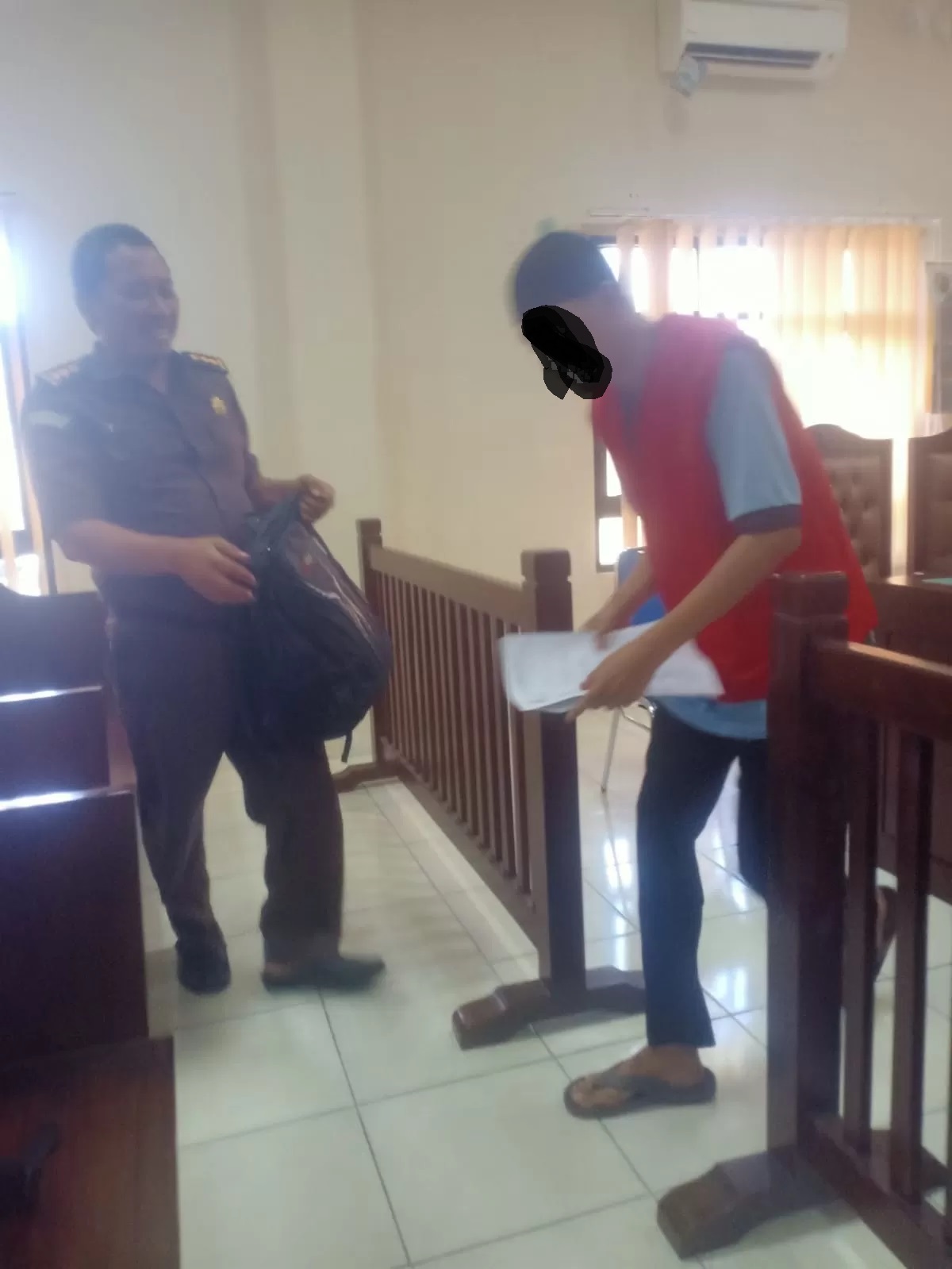 MINTA KERINGANAN: Jaksa Penuntut Umum membacakan tuntutan di hadapan terdakwa HMN atas perkara penganiayaan. (moeso/balpos)