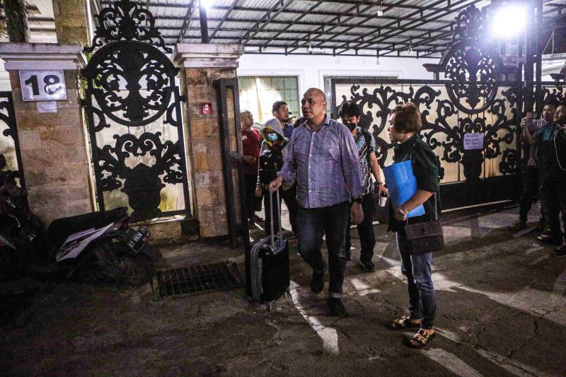 USAI GELEDAH: : Petugas KPK keluar dari kediaman mantan Gubernur Kaltim Awang Ishak di Samarinda. (Foto: Dwi Restu)