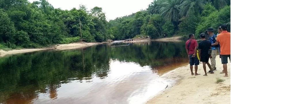 MASIH DICARI: Warga di sekitar lokasi sungai masih berusaha mencari Roni hingga Senin (23/9) sore.