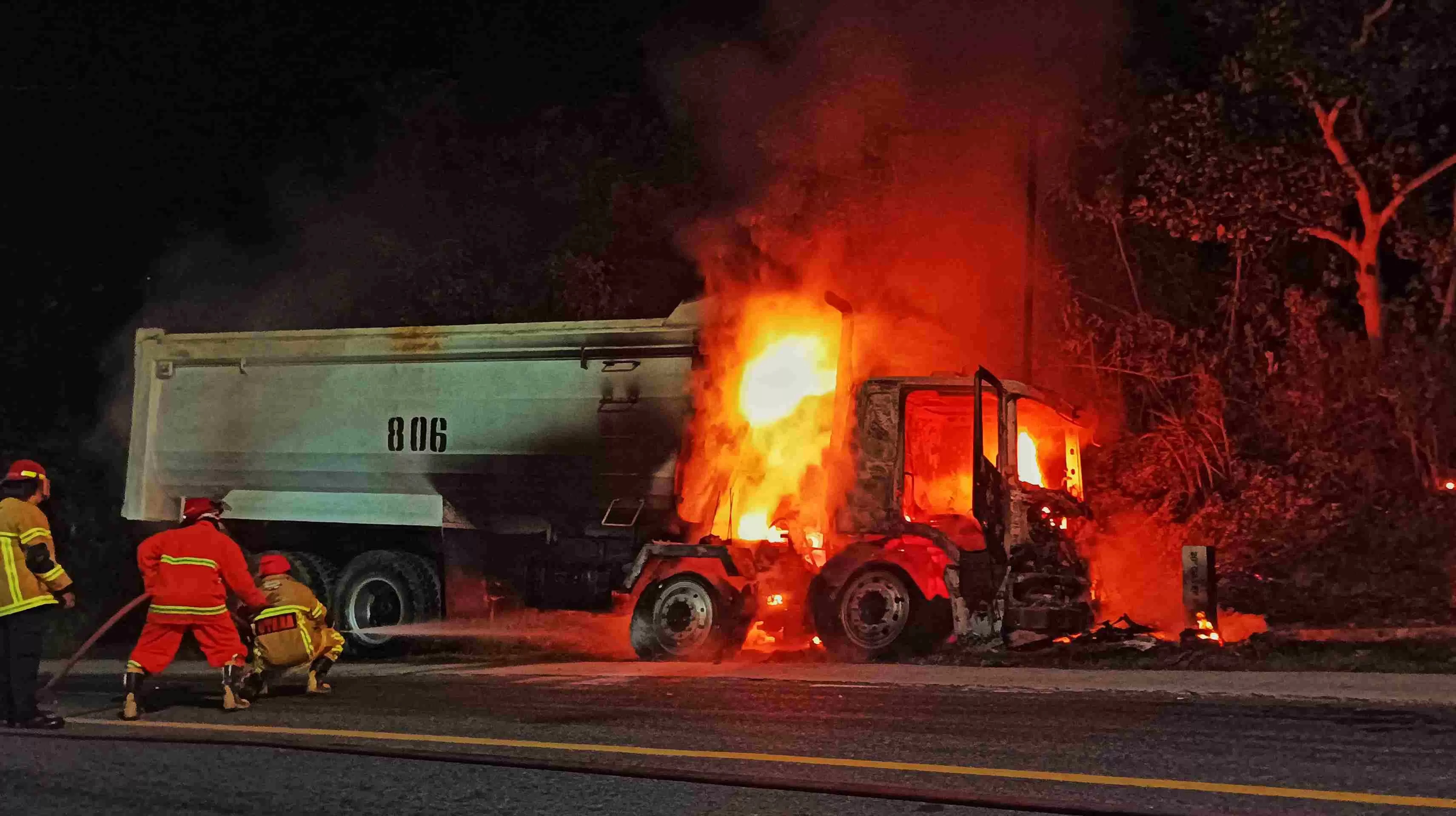 NAHAS: Truk yang terbakar di pinggir Jalan Soekarno-Hatta Km 24. (Foto: Syahrul/KP)