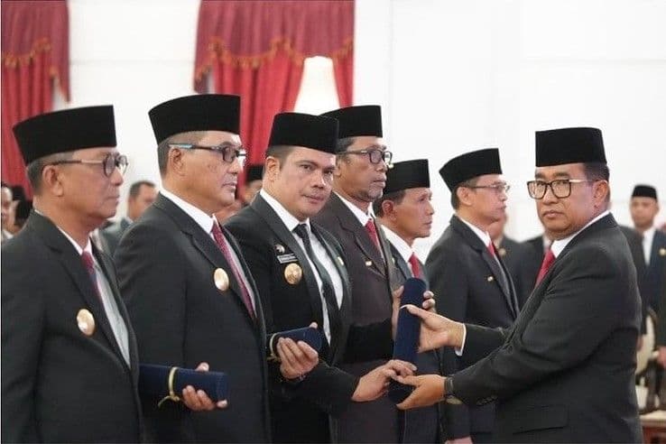 Pj Gubernur Kaltim Akmal Malik mengukuhkan Bambang Arwanto sebagai Penjabat Sementara Bupati Kukar (Ist/Adpimprov Kaltim)