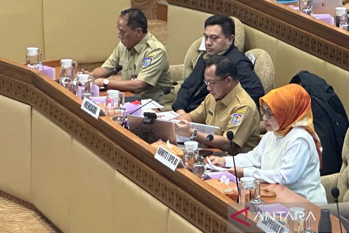 Mendagri Muhammad Tito Karnavian (kedua kanan) dalam rapat kerja bersama Komisi II DPR RI di kompleks parlemen, Senayan, Jakarta, Selasa (24/9/2024). ANTARA/Rio Feisal.