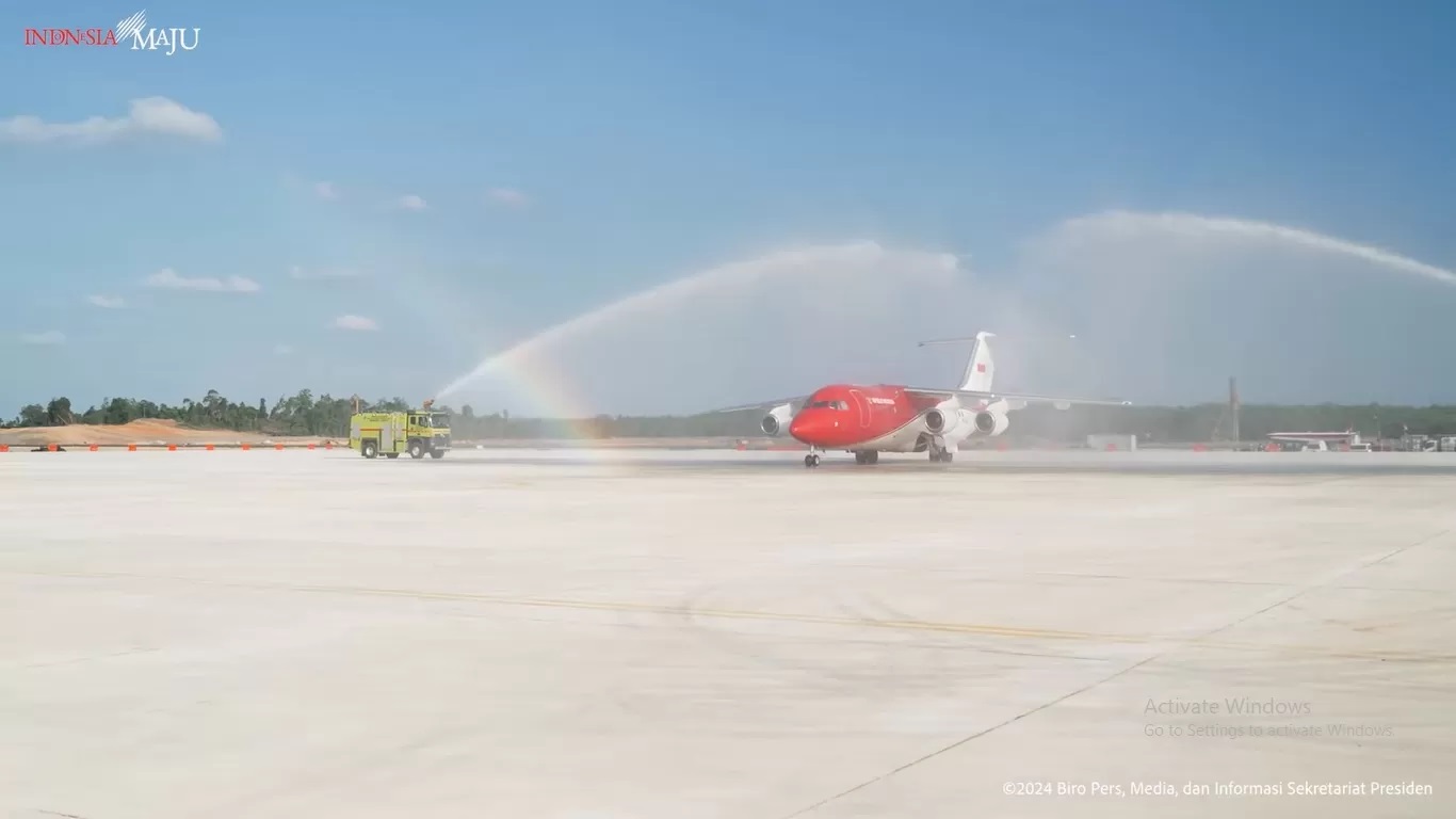 MULUS: Pesawat Kepresidenan RJ85 mendarat di Bandara Nusantara IKN. (Foto: Ist)