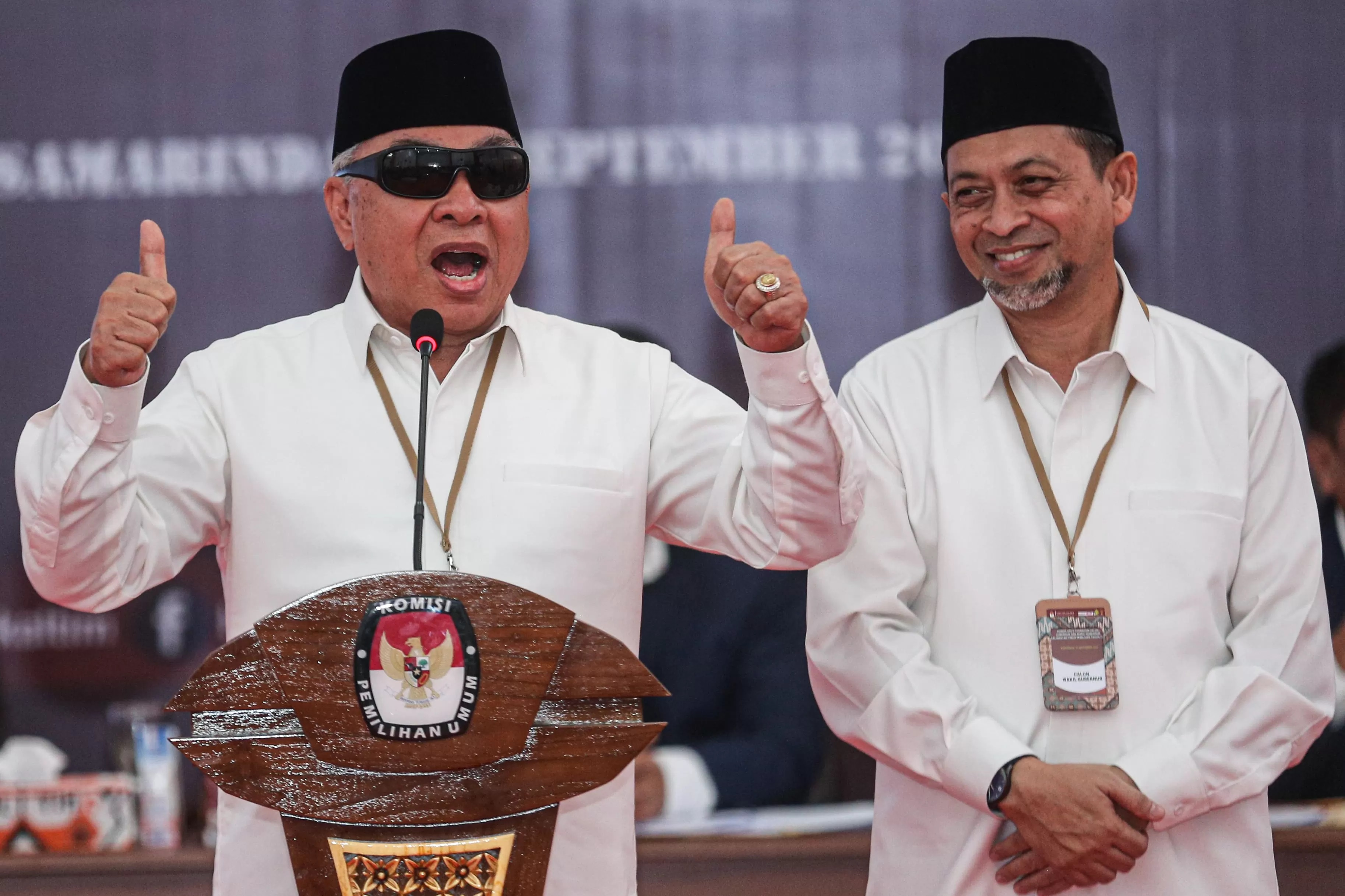 Isran Noor dan Hadi Mulyadi usai pengundian dan penetapan nomor urut di KPU Kaltim. (Foto: Rama Sihotang)