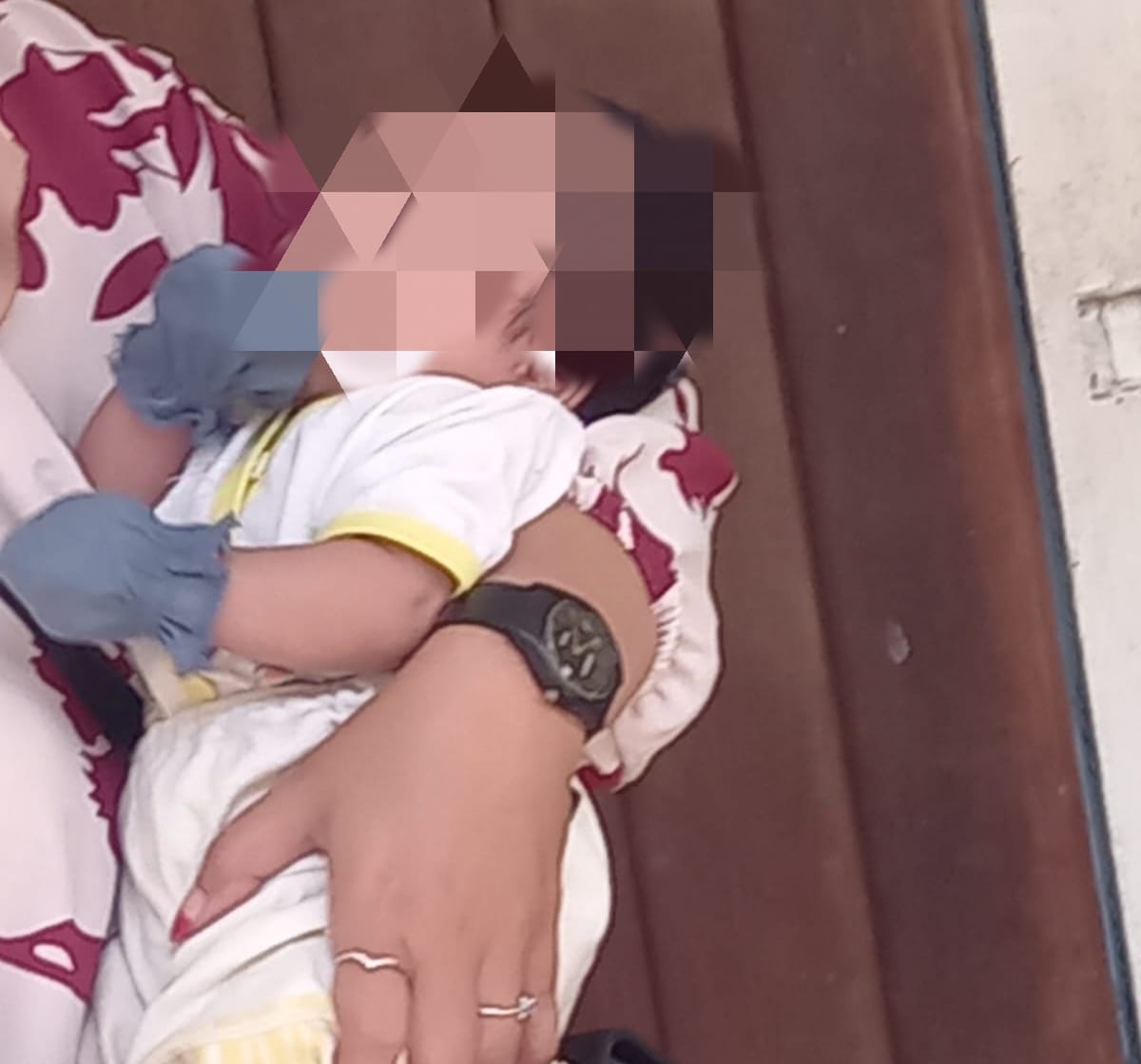 Bayi berjenis kelamin laki-laki ditemukan warga Jalan S Parman, Gang Merdeka, RT 22, Gunung Sari Ulu. Diduga bayi tersebut sengaja ditinggalkan orang tuanya.(Foto : Dokumentasi Polsek Balikpapan Utara