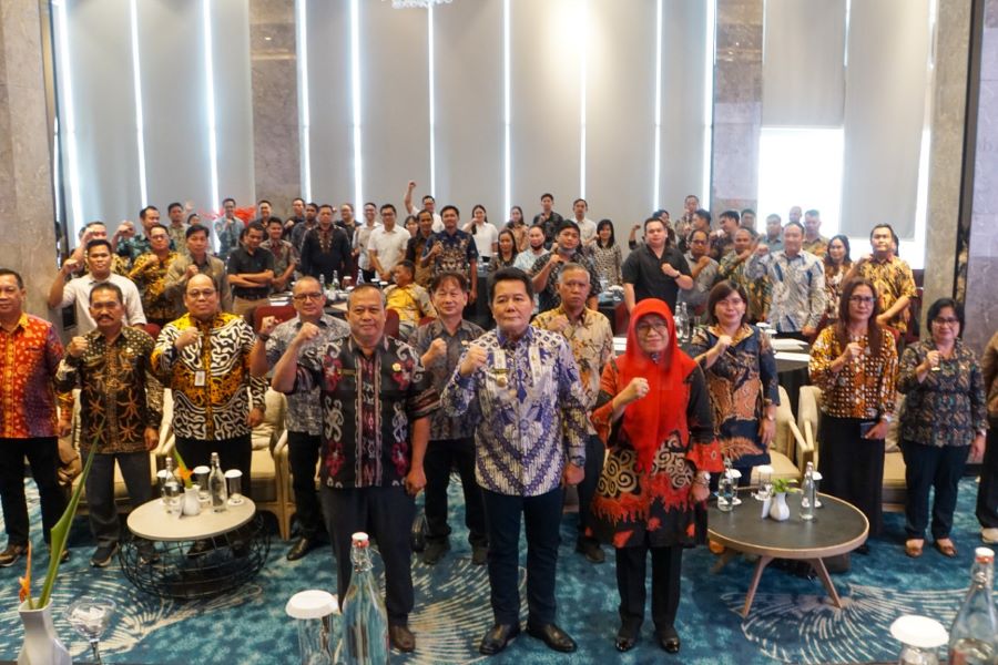 MOMEN: Bupati Mahulu Bonifasius Belawan Geh bersama peserta usai buka rakor di Mercure Samarinda, Kamis (19/9) lalu.