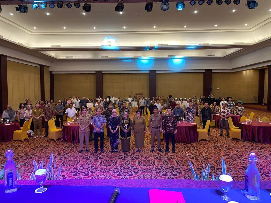 PENDAMPINGAN: Asisten III Kristina Tening (ketiga kanan) bersama peserta kegiatan pendampingan di Hotel Aston Samarinda, Selasa (24/9) lalu.