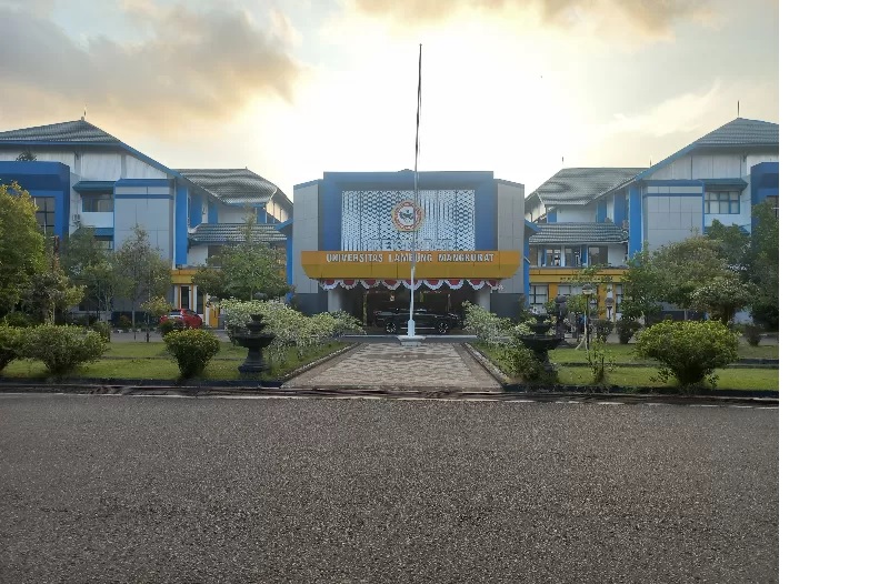 PERTARUHAN MURUAH:Gedung Rektorat ULM Banjarmasin.(Foto:Riyad/Radar Banjarmasin)