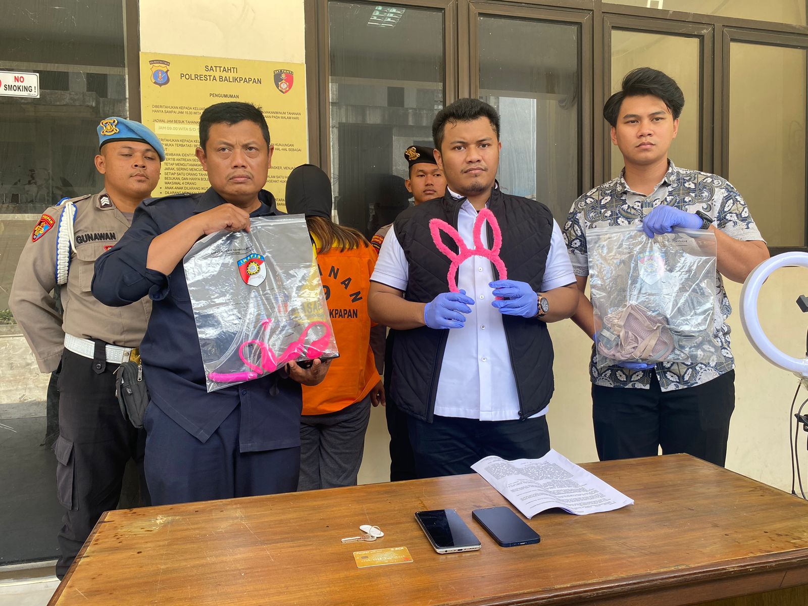 Polisi menunjukkan barang bukti yang digunakan SR mempromosikan judi secara online/  (Foto : Erik / Prokal.Co)